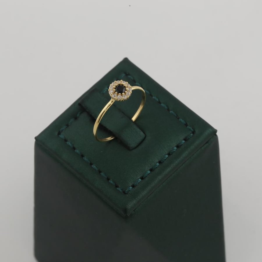 Gold ring with shine and black stone - 18 karat