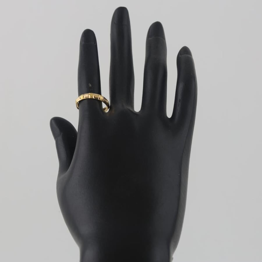 A distinctive gold ring with shiny parts - 21 karat