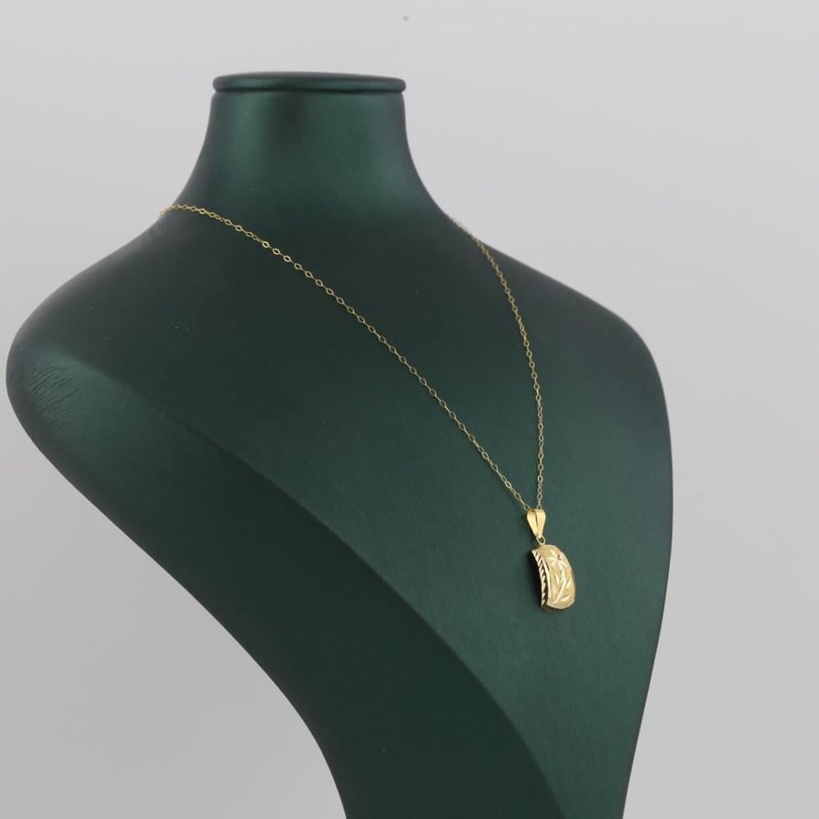 Half a matte gold set with palm tree design - 21 karat