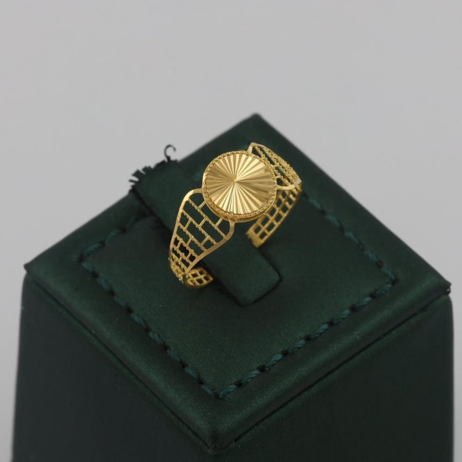 A mesh gold ring with a shiny wavy circle - 21 karat