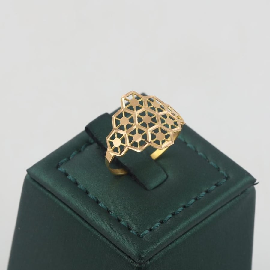 Gold ring with six interconnected circles, shiny - 21 karat