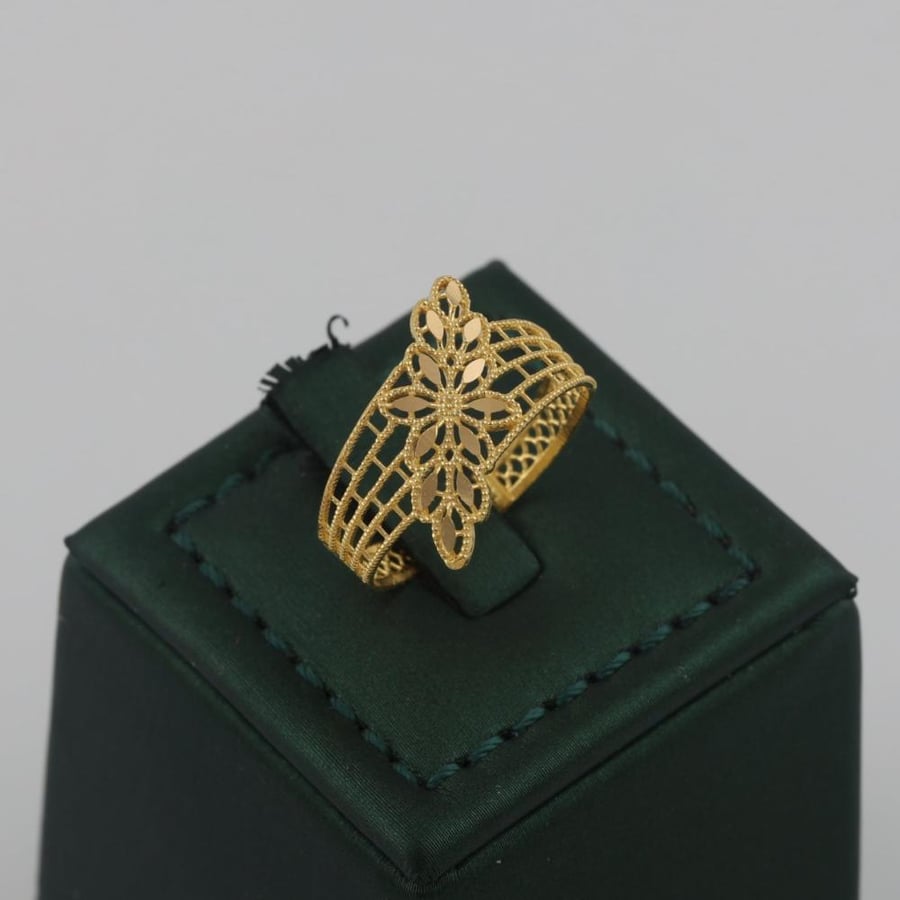 Gold ring wrapped mesh with olive leaf design shiny - 21 karat
