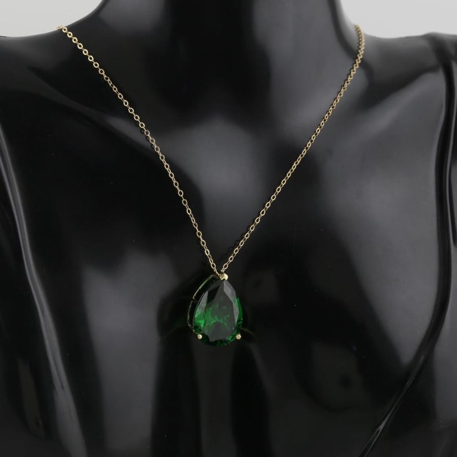 عقد ذهب بتصميم الماس بقصة Pear - عيار 18