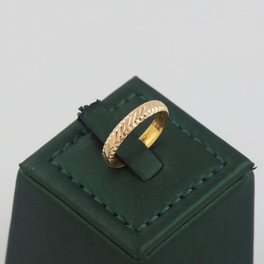 Gold ring with slanted shiny lines - 21 karat