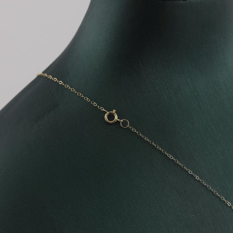 عقد ذهب شراع بتصميم مميز مع فصوص لماعة - عيار 18
