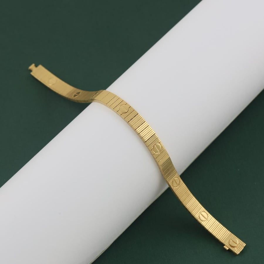 A striking gold bracelet with simple engraving - 18 karat