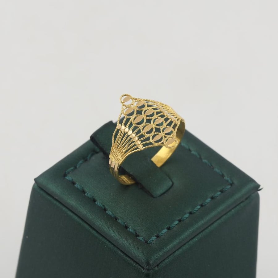 Gold ring with shiny lines engraved circles shiny - 21 karat