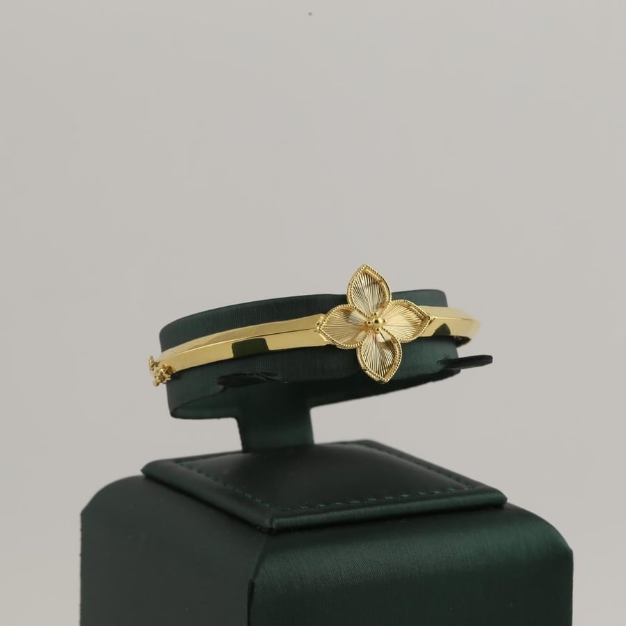 Gold bracelet standing soft with flower design - 18 karat