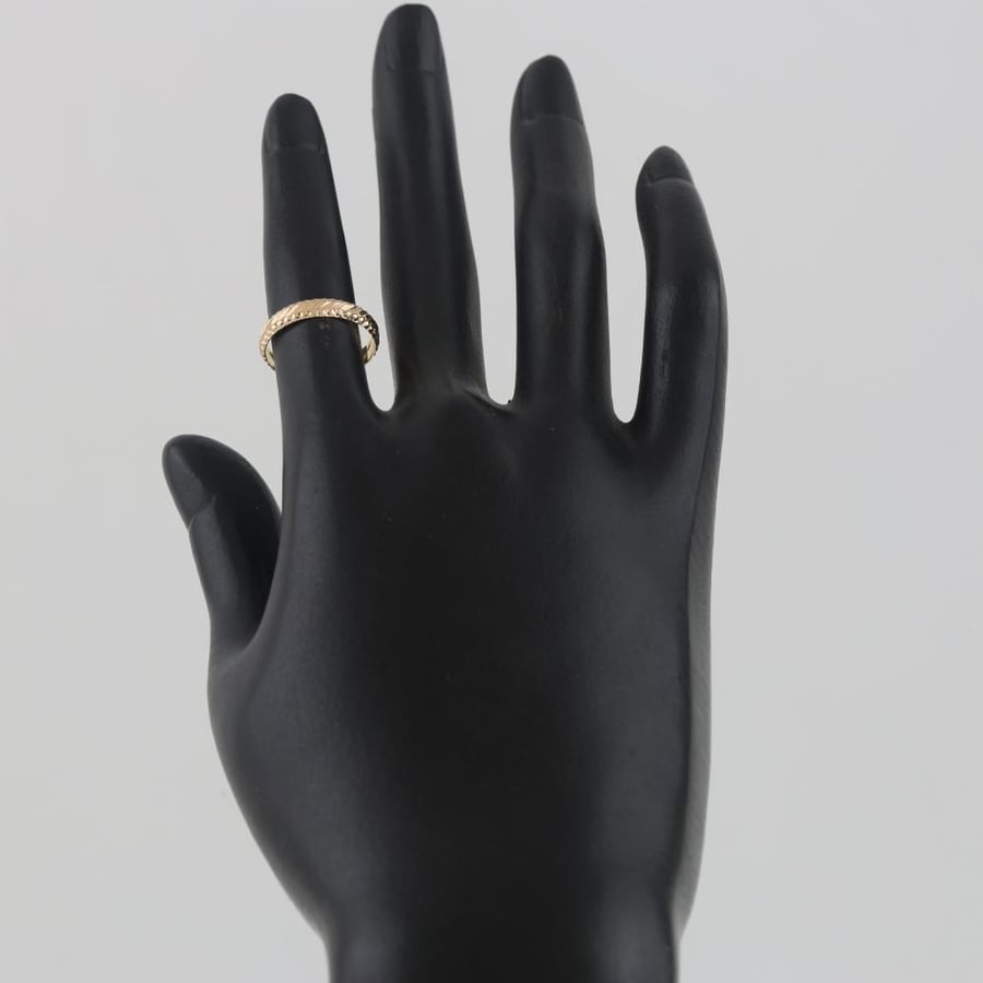 Gold ring with slanted shiny lines - 21 karat