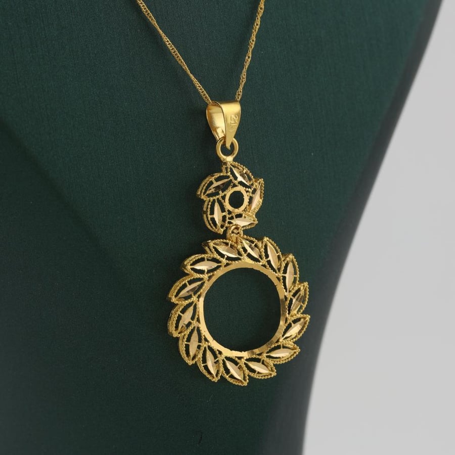 Soft gold necklace with leaf-shaped pendant - 21 karat