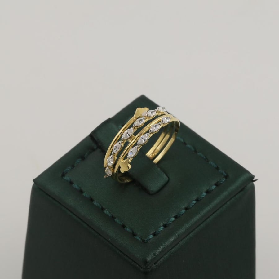 A specific gold ring with a shiny crystal design - 18 karat