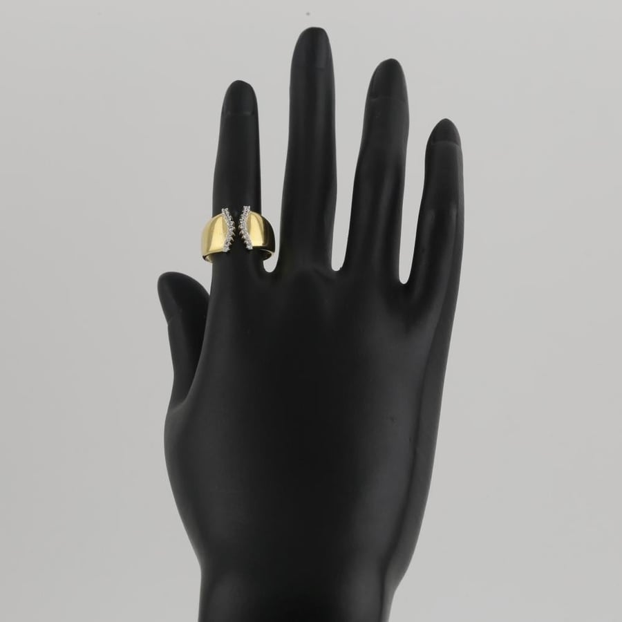 A striking gold ring separated with shiny details - 18 karat