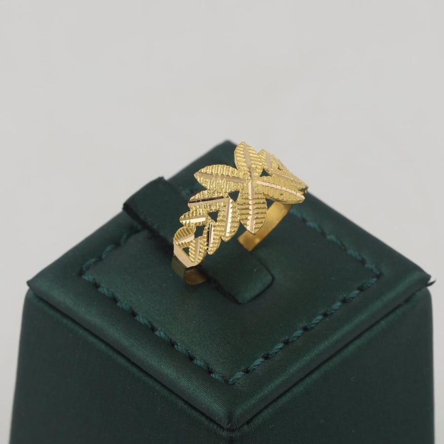 Gold ring with intertwined olive leaf design - 21 karat