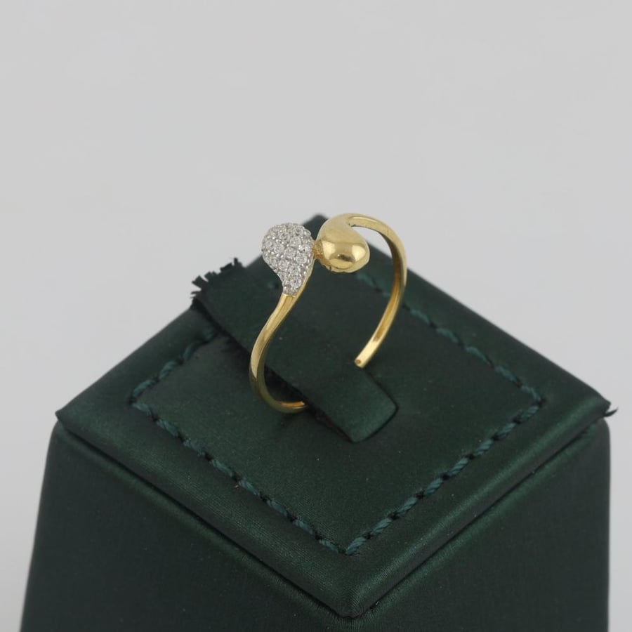 Gold ring separate with tear edges with shiny parts - 18 karat