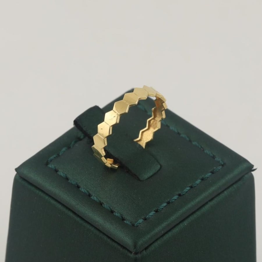 Six-sided soft gold ring - 18 karat