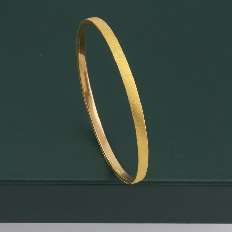 Gold flat earring engraved - 21 karat