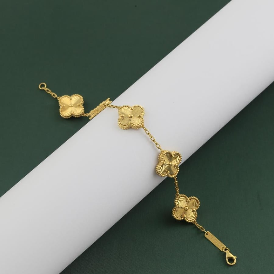 Gold bracelet with a four-leafed plant design - 18 karat