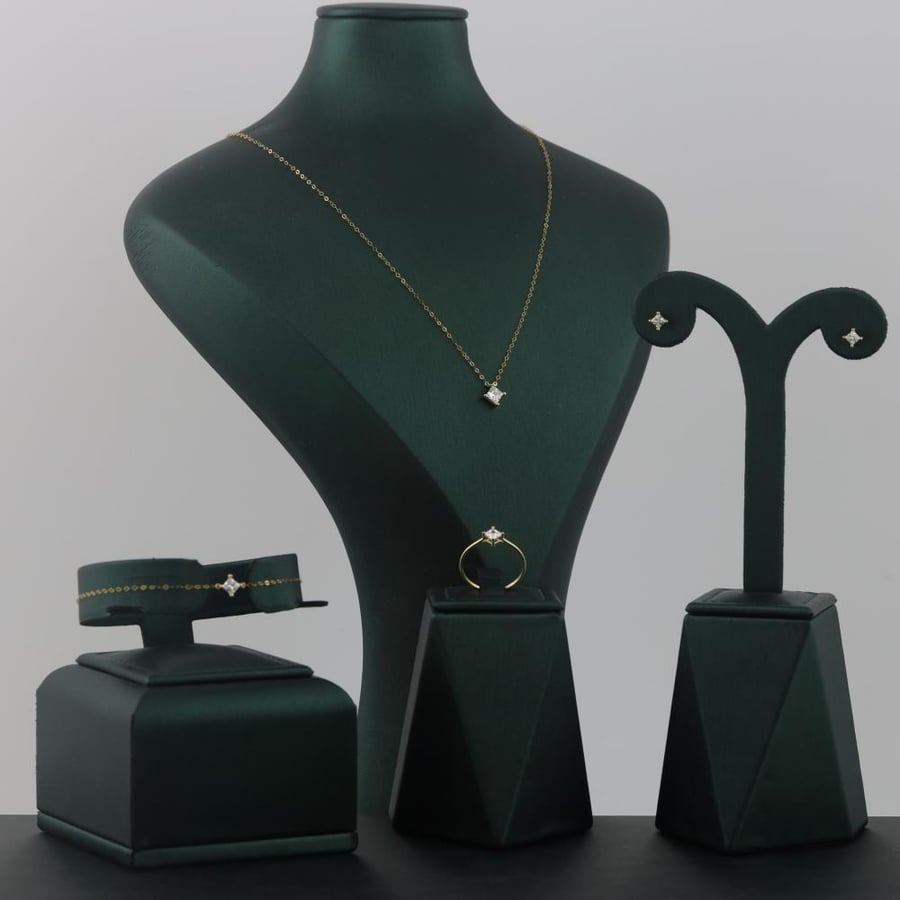 Gold set with a shiny gemstone - 18 karat
