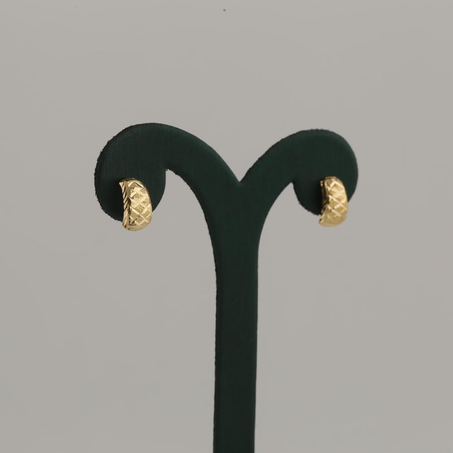 Half a gold set with a matte geometric design with a specific engraving - 21 karat
