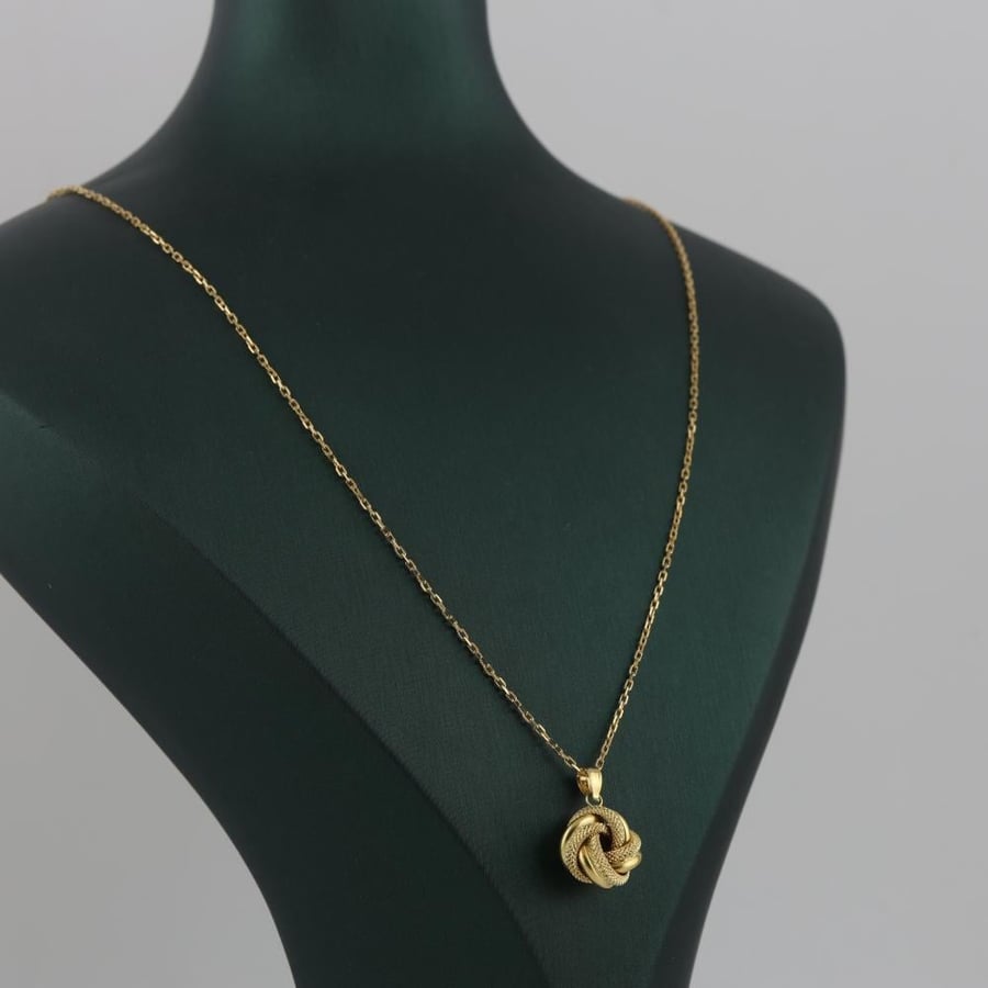 Gold necklace with thread ball pendant - 18 karat