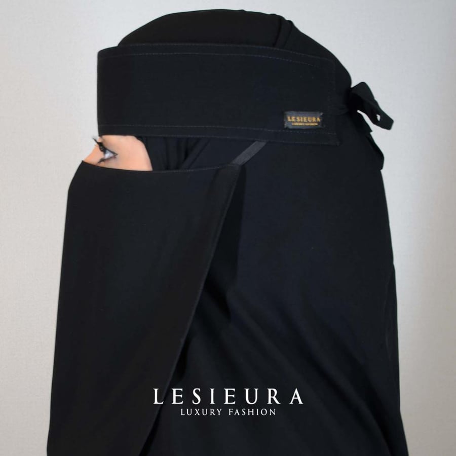 نقاب وسط بمطاط مائل