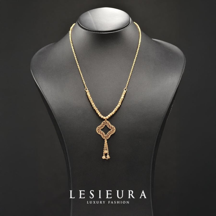 Lihour set with gold detail
