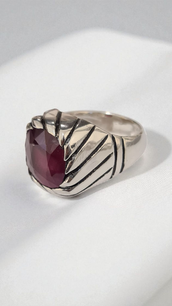 Ring with ruby stone