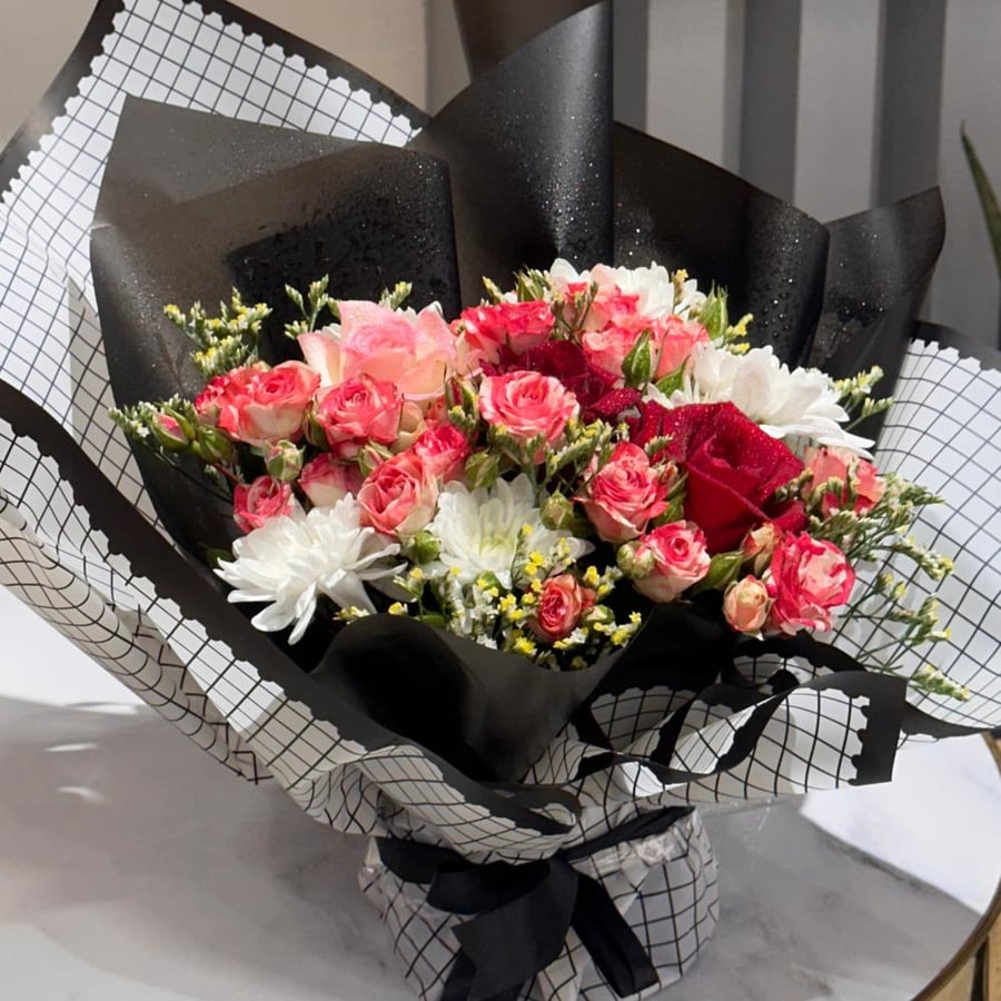 باقة الورد تغليف اسود