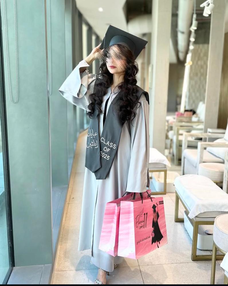 عباية تخرج 2026 رمادي فاتح وشاح رصاصي غامق