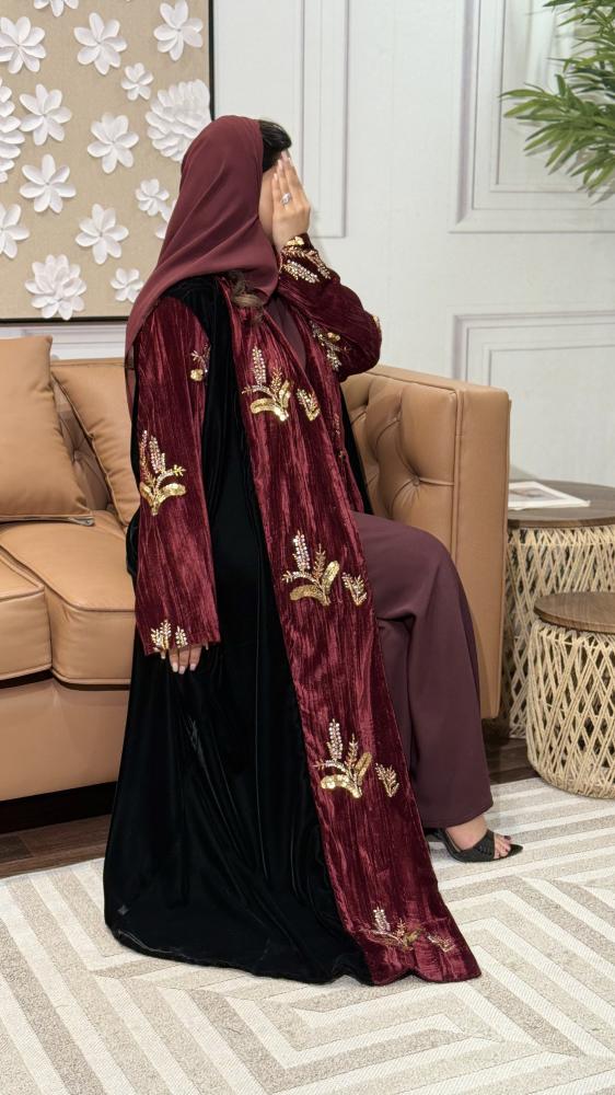 عباية مخمل ربع كلوش أسود وعنابي أثناء الجلوس