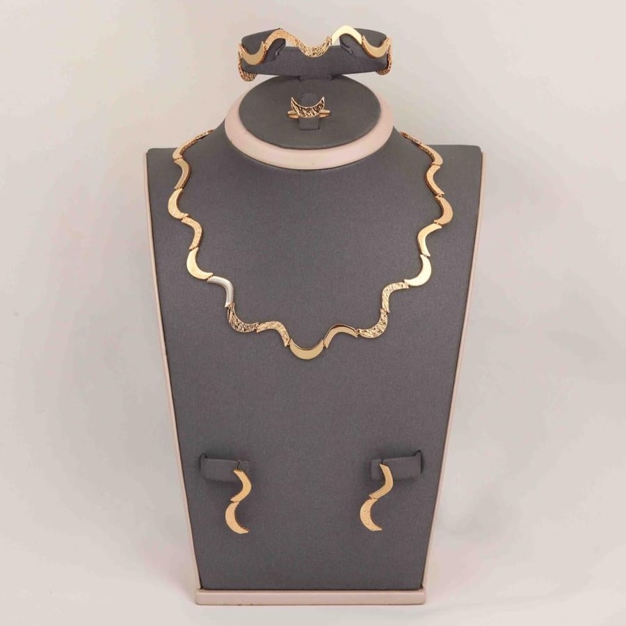 طقم ذهب متعرج
