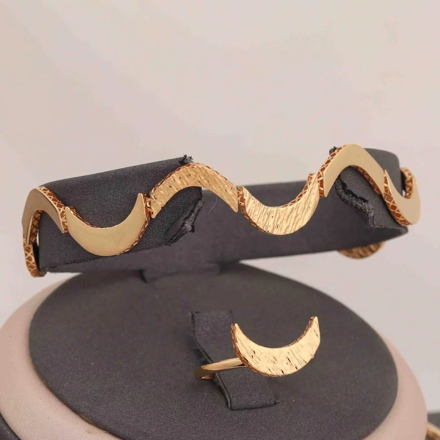 طقم ذهب متعرج