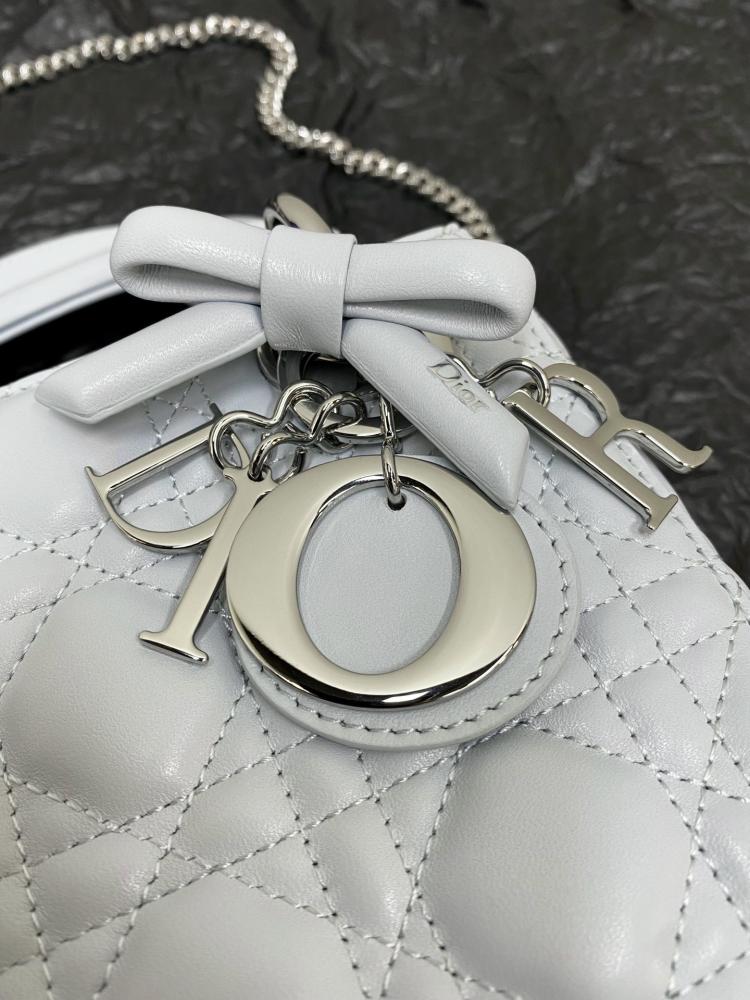 Dior Lady Dior mini bag / ليدي ديور 17سم المصنوعة من جلد الخروف