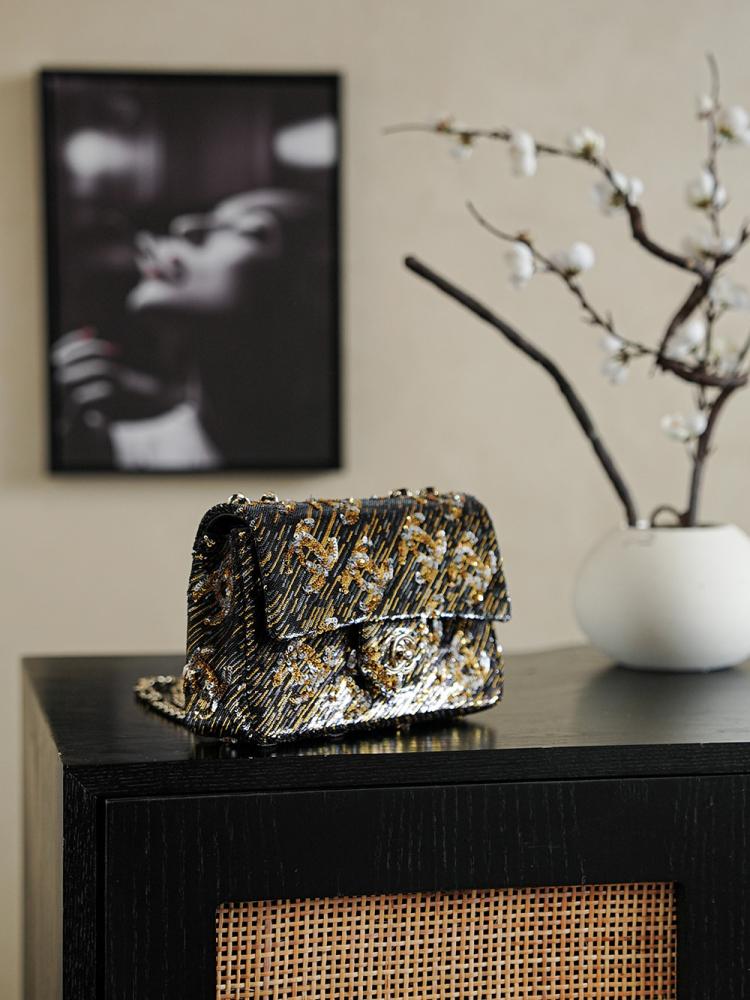 Chanel Sequin Classic Flap Bag / حقيبة شانيل ترتر الكلاسيكية