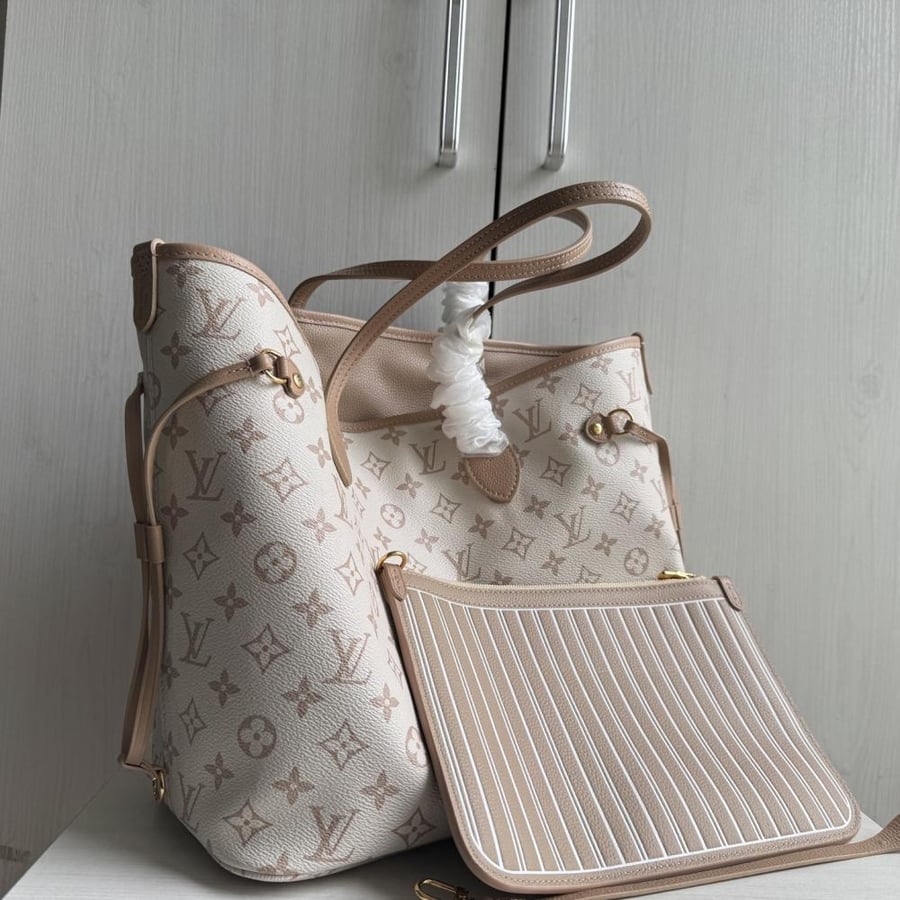 Louis Vuitton Neverfull Inside Out MM / حقيبة لويس فويتون نيفر فول إنسايد آوت MM