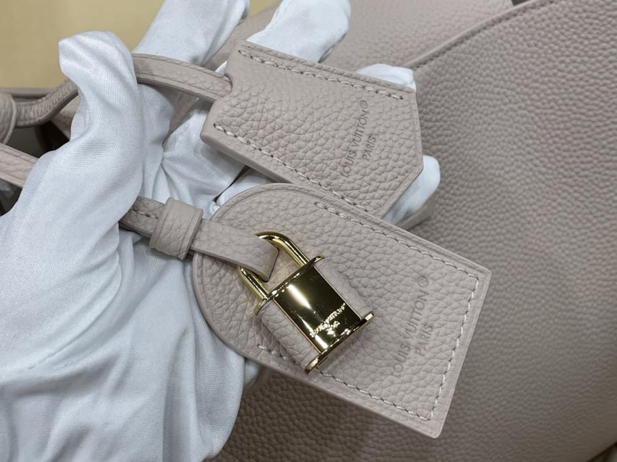 Louis Vuitton Capucines MM handbag / حقيبة يد لويس فويتون كابوسين MM