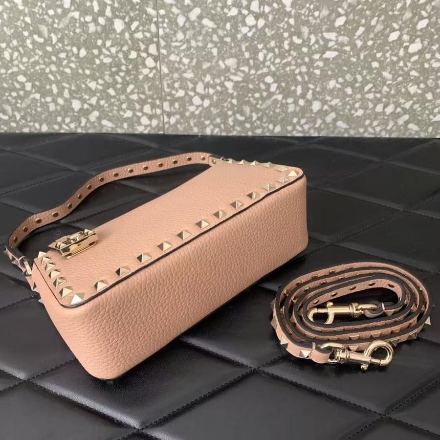 Valentino Garavani Rockstud shoulder bag / حقيبة كتف فالنتينو غارافاني روكستاد