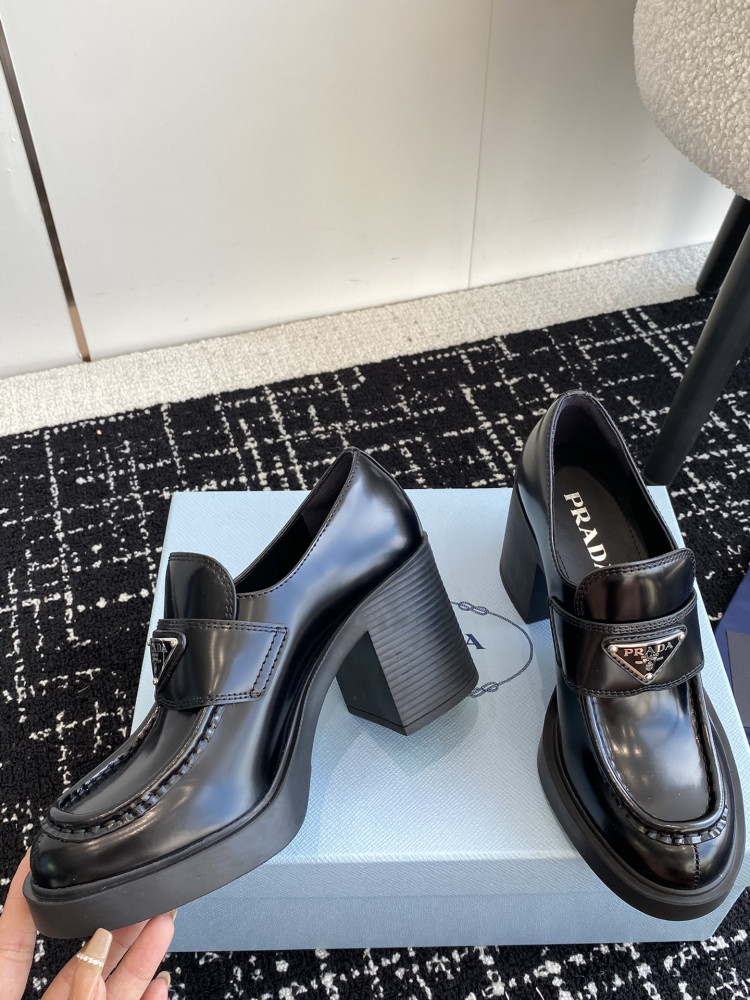 PR@D@ loafers