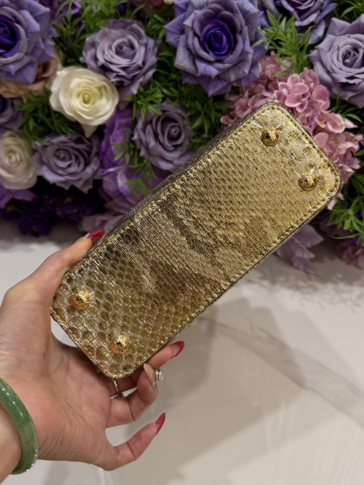 Louis Vuitton Capucines handbag / حقيبة يد لويس فيتون كابوسين من جلد الثعبان الذهبي المعدني