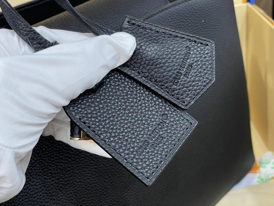 Louis Vuitton Capucines MM handbag / حقيبة يد لويس فويتون كابوسين MM