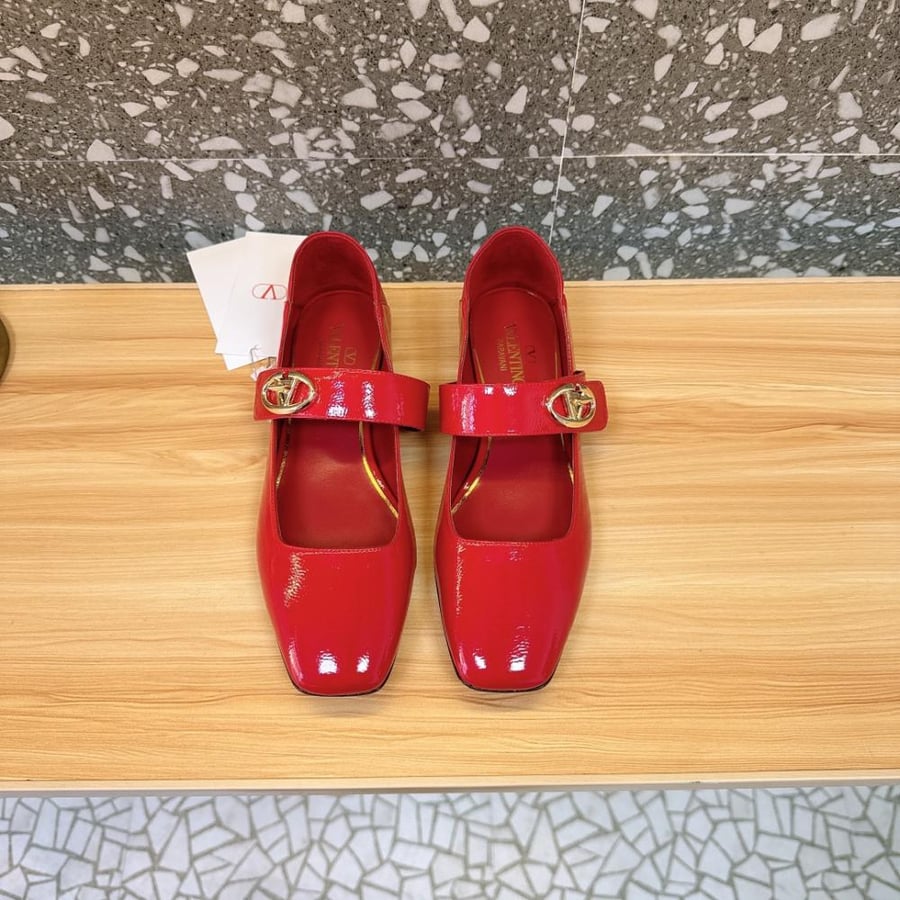 Valentino Garavani VLogo Locker Mary Jane flats / فالنتينو جارافاني VLogo لوكر ماري جين