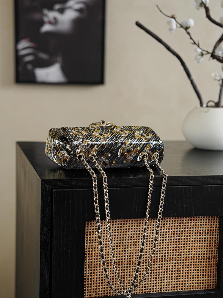 Chanel Sequin Classic Flap Bag / حقيبة شانيل ترتر الكلاسيكية