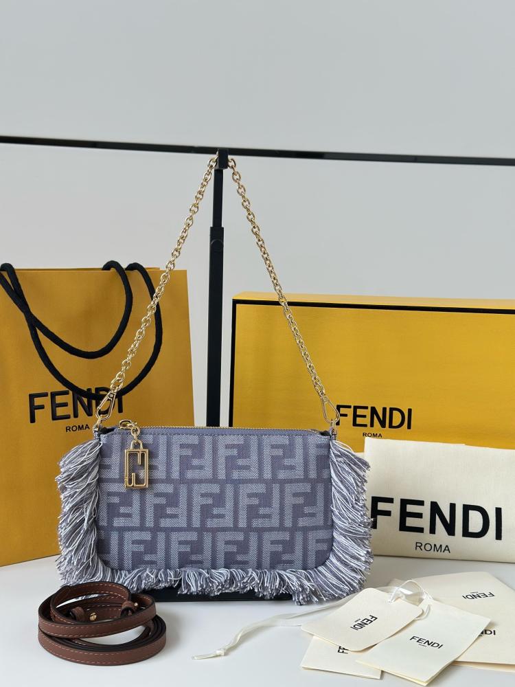 Fendi Baguette shoulder bag in blue denim / حقيبة كتف فندي باجيت من قماش الدنيم الأزرق