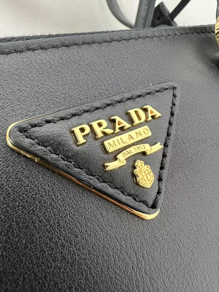 Prada Galleria bag / حقيبة برادا غاليريا 30سم