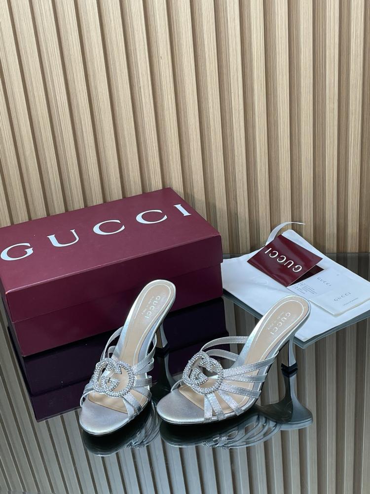 Gucci Women's slide sandals with crystal Interlocking G hardware / صندل نسائي من غوتشي مزين بشعار G المتشابك المرصع بالكريستال