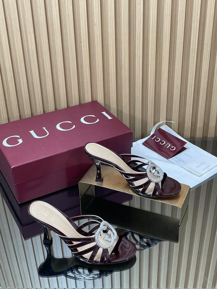 Gucci Women's slide sandals with crystal Interlocking G hardware / صندل نسائي من غوتشي مزين بشعار G المتشابك المرصع بالكريستال