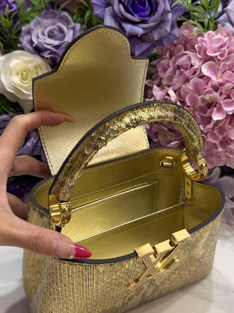 Louis Vuitton Capucines handbag / حقيبة يد لويس فيتون كابوسين من جلد الثعبان الذهبي المعدني