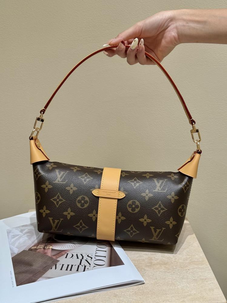 Louis Vuitton Pochette Mia bag / حقيبة لويس فويتون بوشيت ميا