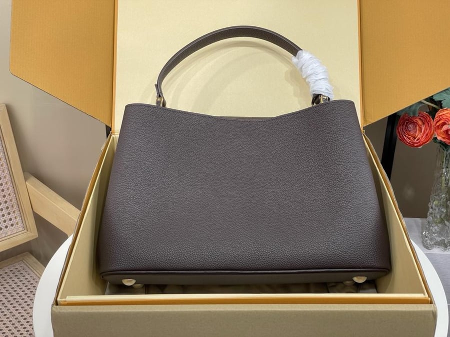 Louis Vuitton Capucines MM handbag / حقيبة يد لويس فويتون كابوسين MM