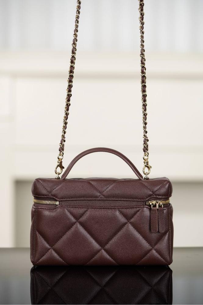 Chanel Vanity with Chain / حقيبة شانيل فانيتي بسلسلة